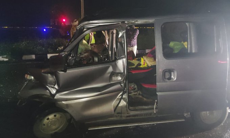 திருவள்ளூர் அருகே லாரி மீது கார் மோதிய விபத்து: 9 பேர் காயம்