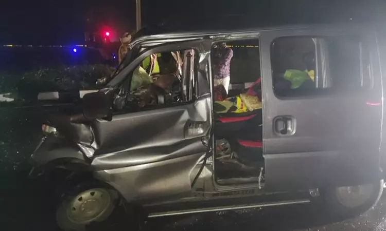 திருவள்ளூர் அருகே லாரி மீது கார் மோதிய விபத்து: 9 பேர் காயம் திருவள்ளூர் அருகே லாரி மீது கார் மோதிய விபத்து: 9 பேர் காயம்