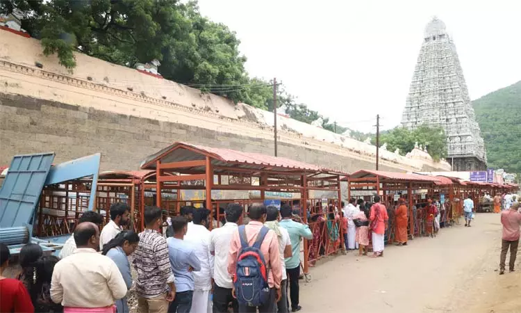 திருவண்ணாமலையில் குவிந்த பக்தர்கள்.. 3 மணி நேரம் காத்திருந்து சாமி தரிசனம் திருவண்ணாமலையில் குவிந்த பக்தர்கள்.. 3 மணி நேரம் காத்திருந்து சாமி தரிசனம்