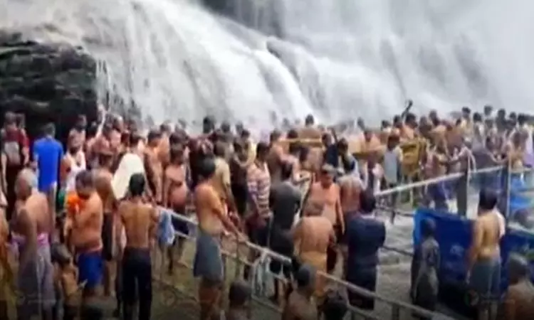 குற்றாலம் மெயின் அருவியில் திடீர் வெள்ளப்பெருக்கு - குளிக்க தடை