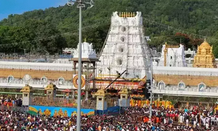 தொடர் விடுமுறை: திருப்பதியில் குவிந்த பக்தர்கள் கூட்டம் தொடர் விடுமுறை: திருப்பதியில் குவிந்த பக்தர்கள் கூட்டம்