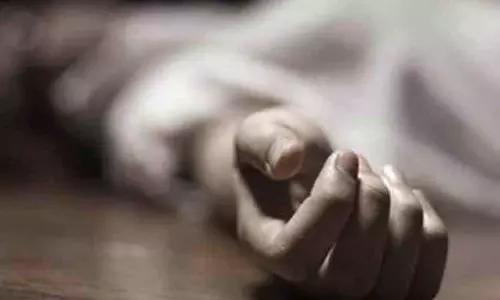 ரெயில்முன் பாய்ந்து வங்கி அதிகாரி தற்கொலை