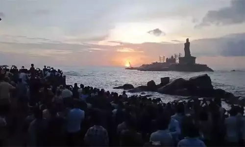 வார விடுமுறை: கன்னியாகுமரியில் குவிந்த சுற்றுலா பயணிகள் வார விடுமுறை: கன்னியாகுமரியில் குவிந்த சுற்றுலா பயணிகள்