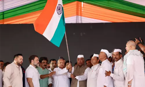 மோடி அரசின் ஏஜெண்டுபோல் தேர்தல் ஆணையம் செயல்படுகிறது - கார்கே குற்றச்சாட்டு மோடி அரசின் ஏஜெண்டுபோல் தேர்தல் ஆணையம் செயல்படுகிறது - கார்கே குற்றச்சாட்டு