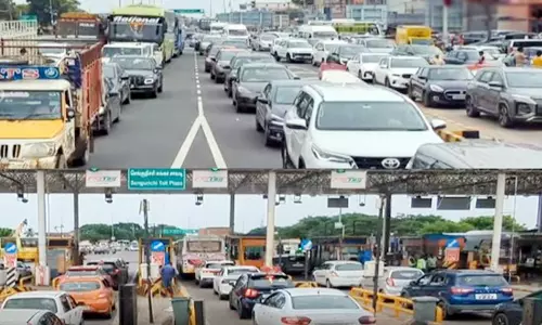சென்னை திரும்பும் மக்கள்: உளுந்தூர்பேட்டை சுங்கச்சாவடியில் கடும் போக்குவரத்து நெரிசல் சென்னை திரும்பும் மக்கள்: உளுந்தூர்பேட்டை சுங்கச்சாவடியில் கடும் போக்குவரத்து நெரிசல்