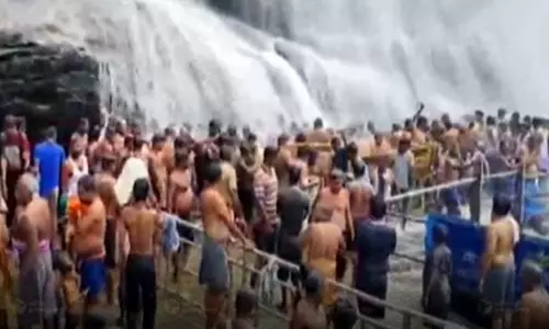 குற்றாலம் மெயின் அருவியில் திடீர் வெள்ளப்பெருக்கு - குளிக்க தடை குற்றாலம் மெயின் அருவியில் திடீர் வெள்ளப்பெருக்கு - குளிக்க தடை