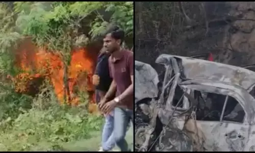 கார்கள் நேருக்கு நேர் மோதி தீப்பற்றி கோர விபத்து; 7 பேர் உடல் கருகி பலி கார்கள் நேருக்கு நேர் மோதி தீப்பற்றி கோர விபத்து; 7 பேர் உடல் கருகி பலி