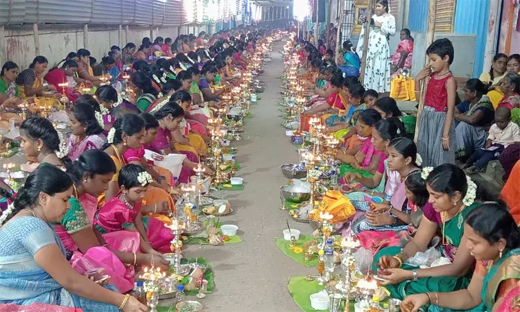 தேவகோட்டை புவனேஸ்வரி அம்மன் கோவிலில் திருவிளக்கு பூஜை