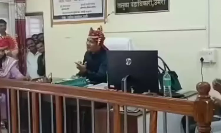 அலுவலக நாற்காலியில் அமர்ந்து இந்தி பாடல் பாடிய தாசில்தார் பணியிடை நீக்கம் - வைரல் வீடியோ