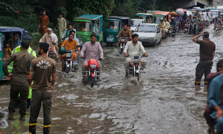 பாகிஸ்தானில் கனமழை, வெள்ளம்: பலி எண்ணிக்கை 657 ஆக உயர்வு பாகிஸ்தானில் கனமழை, வெள்ளம்: பலி எண்ணிக்கை 657 ஆக உயர்வு