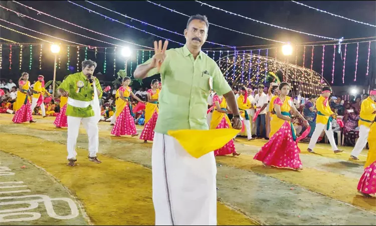 ஒயிலாட்டம் ஆடிய முன்னாள் அமைச்சர் எஸ்.பி.வேலுமணி