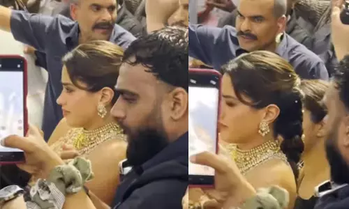 Janhvi Kapoor mobbed during Dahi Handi event in Mumbai, actor maintains calm Janhvi Kapoor mobbed during Dahi Handi event in Mumbai, actor maintains calm