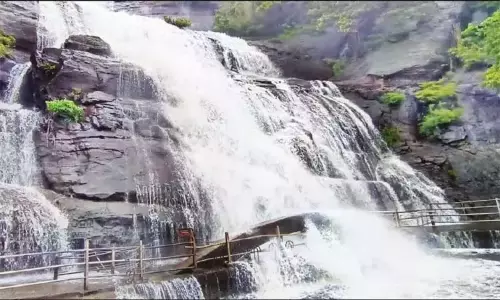 குற்றால அருவிகளில் குளிக்க 3-வது நாளாக தடை நீட்டிப்பு குற்றால அருவிகளில் குளிக்க 3-வது நாளாக தடை நீட்டிப்பு
