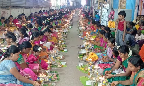 தேவகோட்டை புவனேஸ்வரி அம்மன் கோவிலில் திருவிளக்கு பூஜை தேவகோட்டை புவனேஸ்வரி அம்மன் கோவிலில் திருவிளக்கு பூஜை