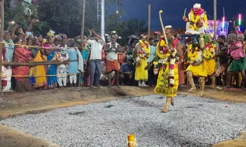மோவூர் திரௌபதி அம்மன் ஆலயத்தில் அக்னி மஹோத்சவ விழா மோவூர் திரௌபதி அம்மன் ஆலயத்தில் அக்னி மஹோத்சவ விழா