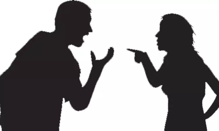 பஸ் நிறுத்தத்தில் கடும் வாக்குவாதம்.. மாமியார் கை விரலை கடித்து துப்பிய மருமகன்