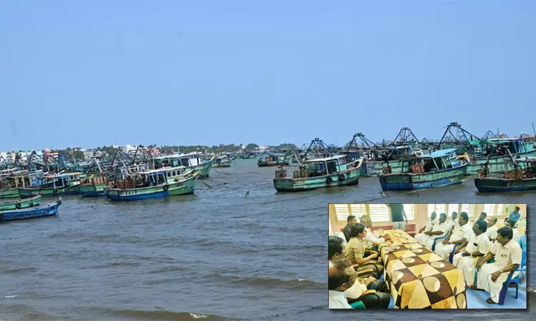 மீனவர்கள் வேலைநிறுத்தம்: தோல்வியில் முடிந்த பேச்சுவார்த்தை - இன்று திட்டமிட்டபடி ரெயில் மறியல் போராட்டம் மீனவர்கள் வேலைநிறுத்தம்: தோல்வியில் முடிந்த பேச்சுவார்த்தை - இன்று திட்டமிட்டபடி ரெயில் மறியல் போராட்டம்