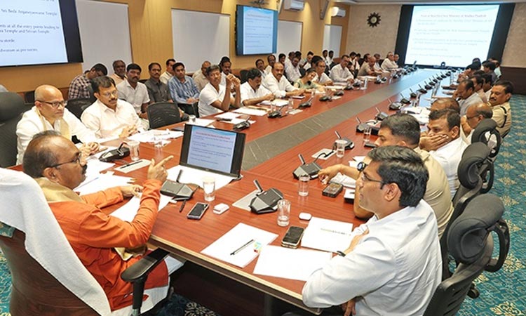 திருப்பதி ஏழுமலையான் கோவில் பிரம்மோற்சவ விழா ஏற்பாடுகள்.. அதிகாரிகள் ஆலோசனை