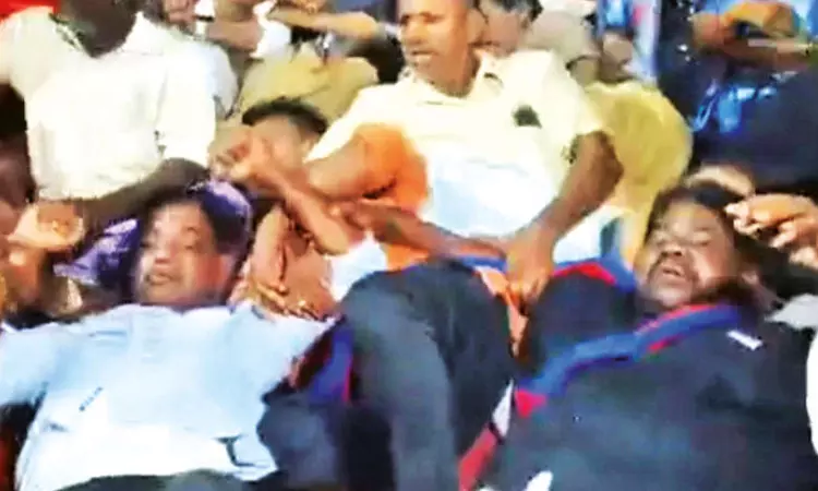 மதுரை: தூய்மைப் பணியாளர்களின் போராட்டம்... ... இன்றைய முக்கிய செய்திகள்.. சில வரிகளில்.. 19-08-2025 மதுரை: தூய்மைப் பணியாளர்களின் போராட்டம்... ... இன்றைய முக்கிய செய்திகள்.. சில வரிகளில்.. 19-08-2025