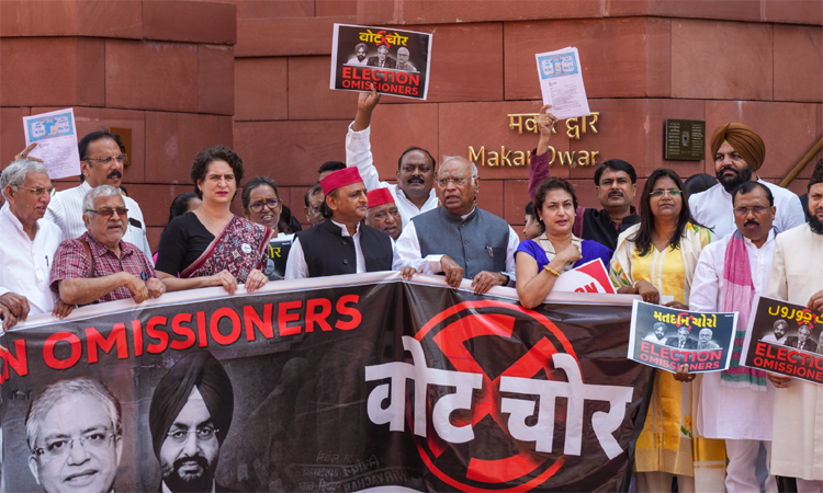 நாடாளுமன்ற வளாகத்தில் இந்தியா கூட்டணி எம்.பி.க்கள் ஆர்ப்பாட்டம்