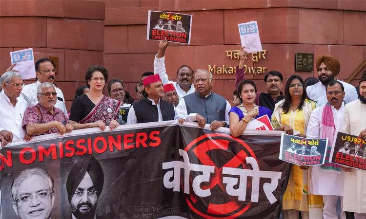 நாடாளுமன்ற வளாகத்தில் இந்தியா கூட்டணி எம்.பி.க்கள் ஆர்ப்பாட்டம்