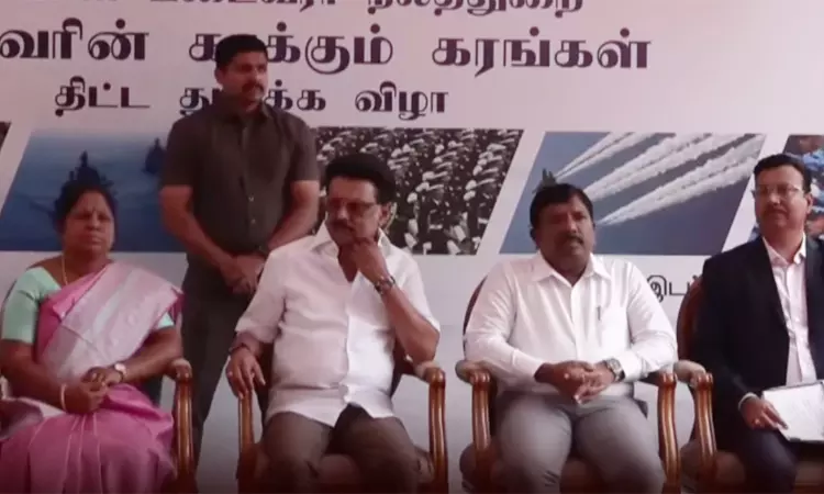 காக்கும் கரங்கள் திட்டத்தை தொடங்கி வைத்தார்... ... இன்றைய முக்கிய செய்திகள்.. சில வரிகளில்.. 19-08-2025 காக்கும் கரங்கள் திட்டத்தை தொடங்கி வைத்தார்... ... இன்றைய முக்கிய செய்திகள்.. சில வரிகளில்.. 19-08-2025