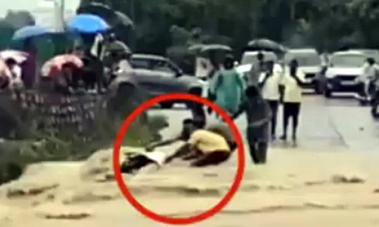 வெள்ளத்தில் அடித்துச்செல்லப்பட்ட இருசக்கர வாகனம் ... ... இன்றைய முக்கிய செய்திகள்.. சில வரிகளில்.. 19-08-2025 வெள்ளத்தில் அடித்துச்செல்லப்பட்ட இருசக்கர வாகனம் ... ... இன்றைய முக்கிய செய்திகள்.. சில வரிகளில்.. 19-08-2025