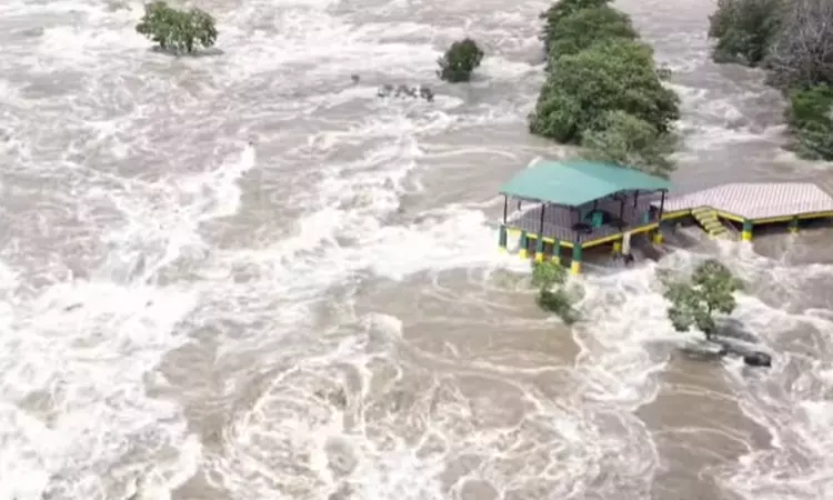 ஒகேனக்கல்லுக்கு நீர்வரத்து 1.35 லட்சம் கன‌அடியாக அதிகரிப்பு