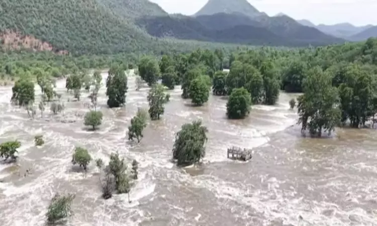 ஒகேனக்கல்லுக்கு நீர்வரத்து 1.35 லட்சம் கன‌அடியாக அதிகரிப்பு
