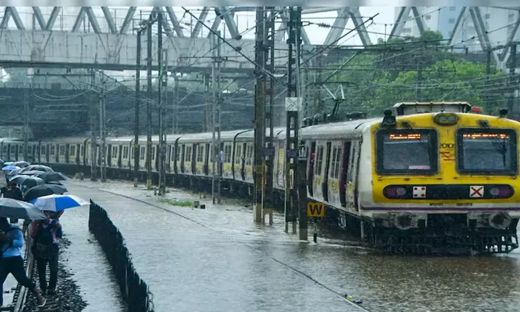 கனமழையால் மிதக்கும் மும்பை;  புறநகர் ரெயில் சேவை பாதிப்பு