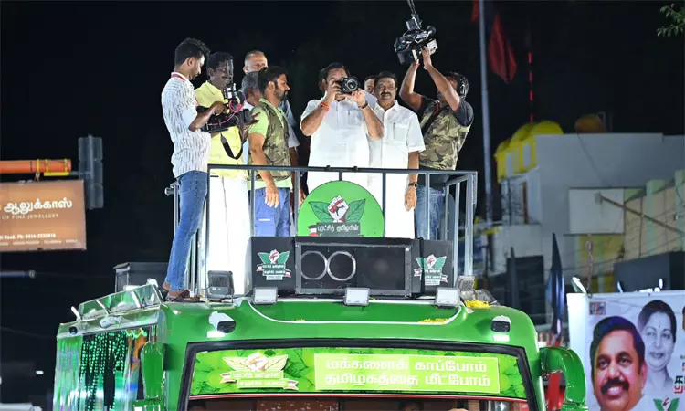 உலக புகைப்பட தினம்: சுற்றுப்பயணத்தின்போது தொண்டர்களை புகைப்படம் எடுத்த எடப்பாடி பழனிசாமி உலக புகைப்பட தினம்: சுற்றுப்பயணத்தின்போது தொண்டர்களை புகைப்படம் எடுத்த எடப்பாடி பழனிசாமி