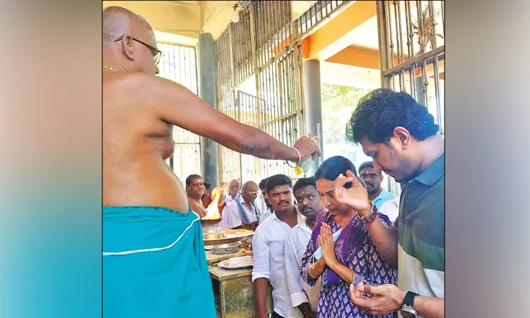 கள்ளழகர், திருப்பரங்குன்றம் கோவில்களில் ரஜினிகாந்த் மகள் தரிசனம்