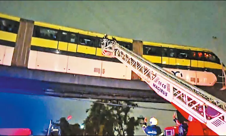 மும்பையில், பலத்த மழை: அந்தரத்தில் நின்ற மோனோ ரெயில்; ஜன்னல் கண்ணாடியை உடைத்து பயணிகள் மீட்பு