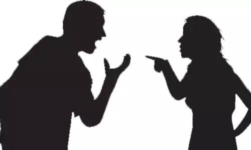 பஸ் நிறுத்தத்தில் கடும் வாக்குவாதம்.. மாமியார் கை விரலை கடித்து துப்பிய மருமகன்