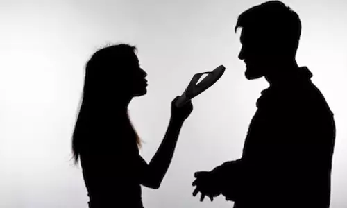 சென்னை: ஓடும் பஸ்சில் பாலியல் சில்மிஷம் செய்த முதியவரை செருப்பால் அடித்த மாணவி