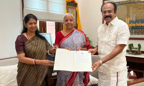 மத்திய மந்திரி நிர்மலா சீதாராமனுடன் கனிமொழி எம்.பி. மற்றும் அமைச்சர் தங்கம் தென்னரசு சந்திப்பு மத்திய மந்திரி நிர்மலா சீதாராமனுடன் கனிமொழி எம்.பி. மற்றும் அமைச்சர் தங்கம் தென்னரசு சந்திப்பு