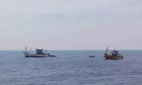 அரபி கடலில் 2 மீன்பிடி படகுகள் மோதல்; 8 மீனவர்கள் மாயம்