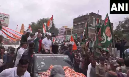 ராகுல் காந்தி வாகனத்தின் முன் தவறி விழுந்த போலீஸ் கான்ஸ்டபிள்; வைரலான வீடியோ ராகுல் காந்தி வாகனத்தின் முன் தவறி விழுந்த போலீஸ் கான்ஸ்டபிள்; வைரலான வீடியோ