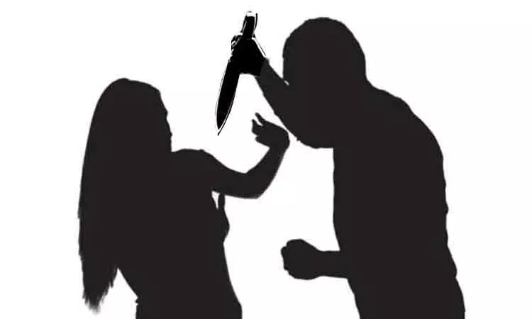 நடத்தையில் சந்தேகம்: காதல் மனைவியின் கழுத்தை அறுத்த கணவர் - போலீசார் விசாரணை