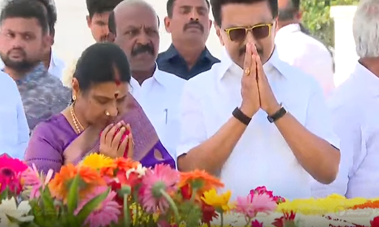 50வது திருமணநாளை முன்னிட்டு கருணாநிதி நினைவிடத்தில் மு.க. ஸ்டாலின் மரியாதை