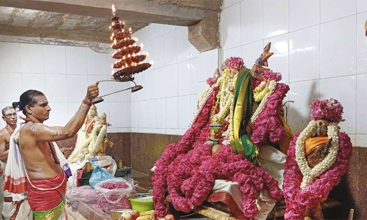 திருச்செந்தூர் ஆவணித் திருவிழா-  குமரவிடங்கபெருமானுக்கு மகா தீபாராதனை