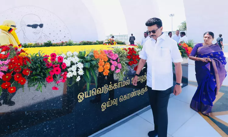 50வது திருமணநாளை முன்னிட்டு கருணாநிதி நினைவிடத்தில் மு.க. ஸ்டாலின் மரியாதை