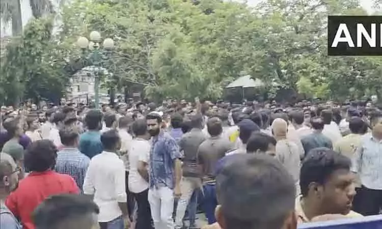 குஜராத்:  10-ம் வகுப்பு மாணவனை கத்தியால் குத்தி கொன்ற 8-ம் வகுப்பு மாணவன்; பள்ளி சூறையாடல்