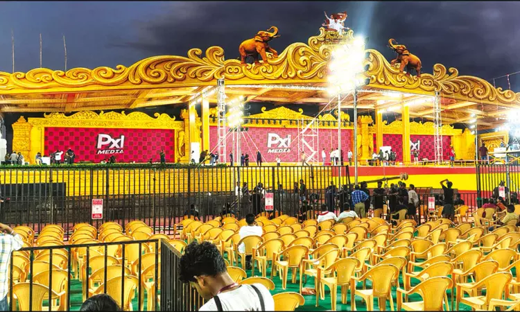 தொண்டர்கள் குவிகிறார்கள்; மதுரையில் இன்று த.வெ.க. மாநாடு