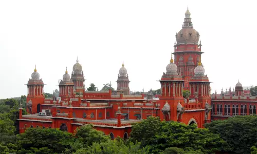 தூய்மைப்பணியை தனியாருக்கு வழங்க தடையில்லை: சென்னை ஐகோர்ட்டு உத்தரவு தூய்மைப்பணியை தனியாருக்கு வழங்க தடையில்லை: சென்னை ஐகோர்ட்டு உத்தரவு
