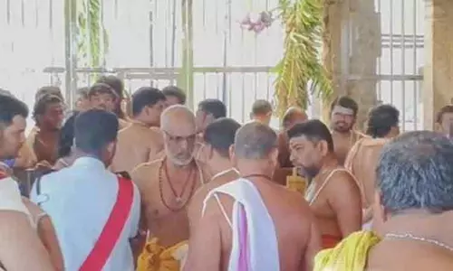 திருச்செந்தூர் கோவிலில் சிவாச்சாரியார்கள் - திரிசுதந்திரர்கள் இடையே மோதல் திருச்செந்தூர் கோவிலில் சிவாச்சாரியார்கள் - திரிசுதந்திரர்கள் இடையே மோதல்