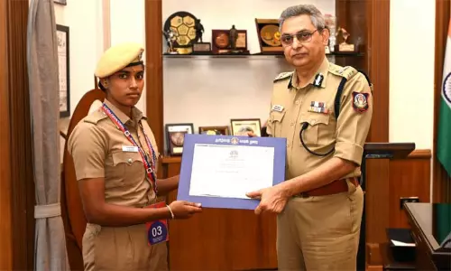 கர்ப்பிணியின் பிரசவத்திற்கு உதவிய பெண் காவலர் - நேரில் அழைத்து பாராட்டிய டி.ஜி.பி. சங்கர் ஜிவால்