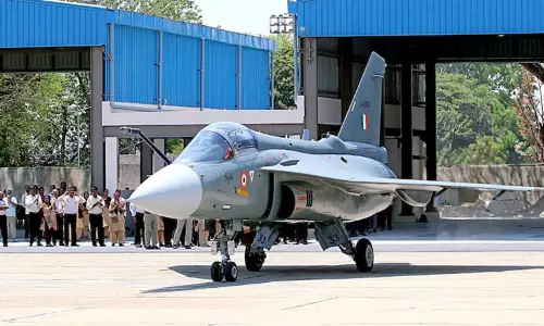 ரூ.67 ஆயிரம் கோடியில் 97 தேஜஸ் போர் விமானங்கள் - மத்திய அரசு ஒப்புதல் ரூ.67 ஆயிரம் கோடியில் 97 தேஜஸ் போர் விமானங்கள் - மத்திய அரசு ஒப்புதல்