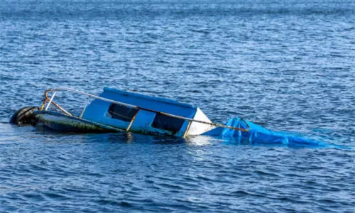 குஜராத் கடற்பகுதியில் பரபரப்பு; 3 படகுகள் மூழ்கியதில் 11 மீனவர்கள் மாயம் - தேடும் பணி தீவிரம் குஜராத் கடற்பகுதியில் பரபரப்பு; 3 படகுகள் மூழ்கியதில் 11 மீனவர்கள் மாயம் - தேடும் பணி தீவிரம்