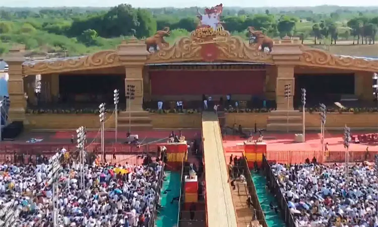 சீமான் ஒழிக - மதுரை மாநாட்டில் தவெகவினர்... ... இந்தக் கூட்டம் ஓட்டாக மட்டும் அல்ல; ஆட்சியாளர்களுக்கு வேட்டாகவும் மாறும்: விஜய் சீமான் ஒழிக - மதுரை மாநாட்டில் தவெகவினர்... ... இந்தக் கூட்டம் ஓட்டாக மட்டும் அல்ல; ஆட்சியாளர்களுக்கு வேட்டாகவும் மாறும்: விஜய்